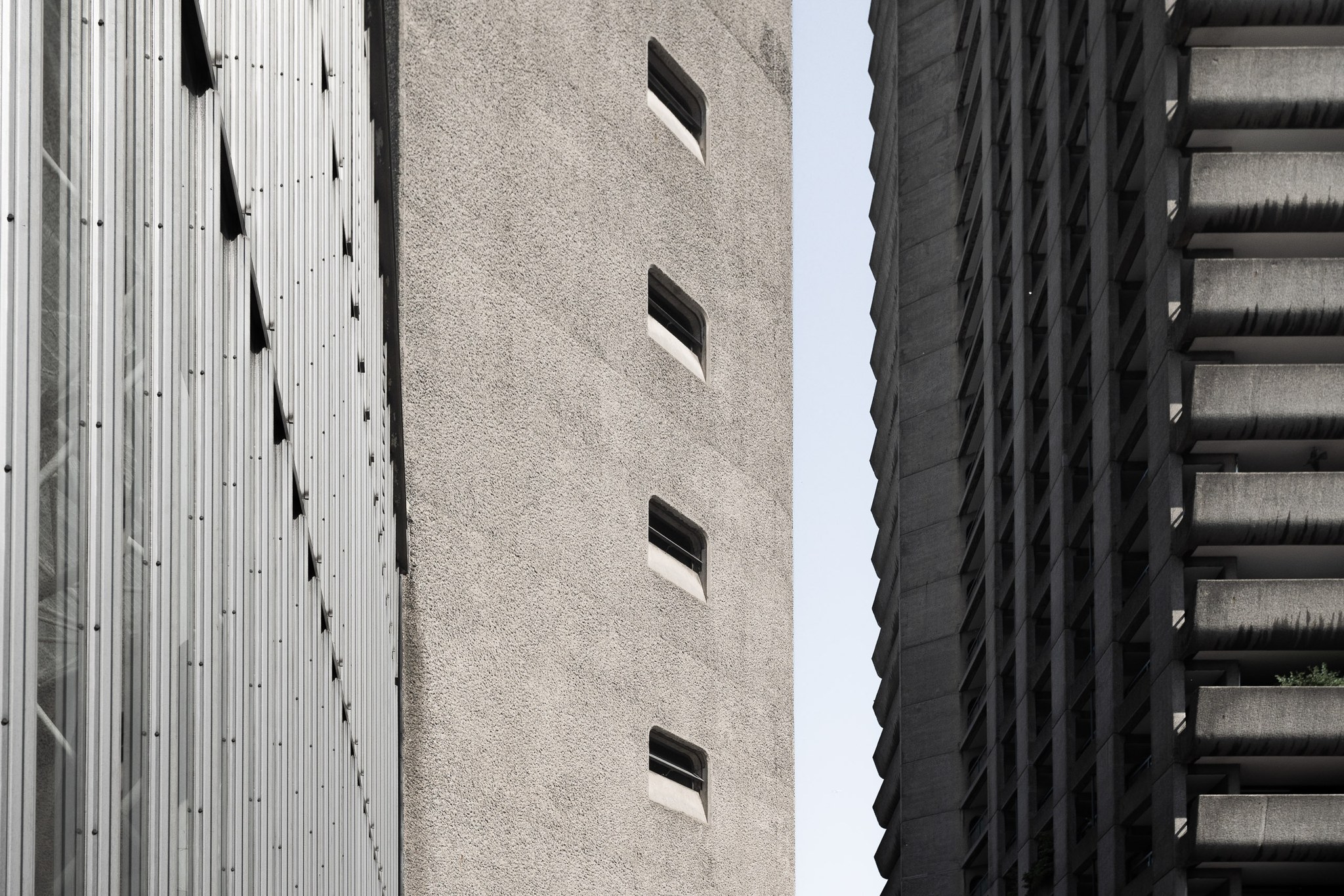 Dettaglio di facciate brutaliste al Barbican Estate di Londra