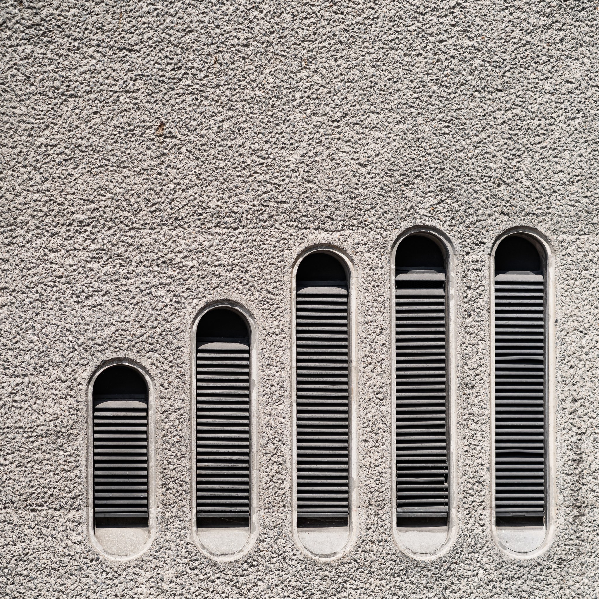 Finestre verticali su una facciata in cemento del Barbican Estate