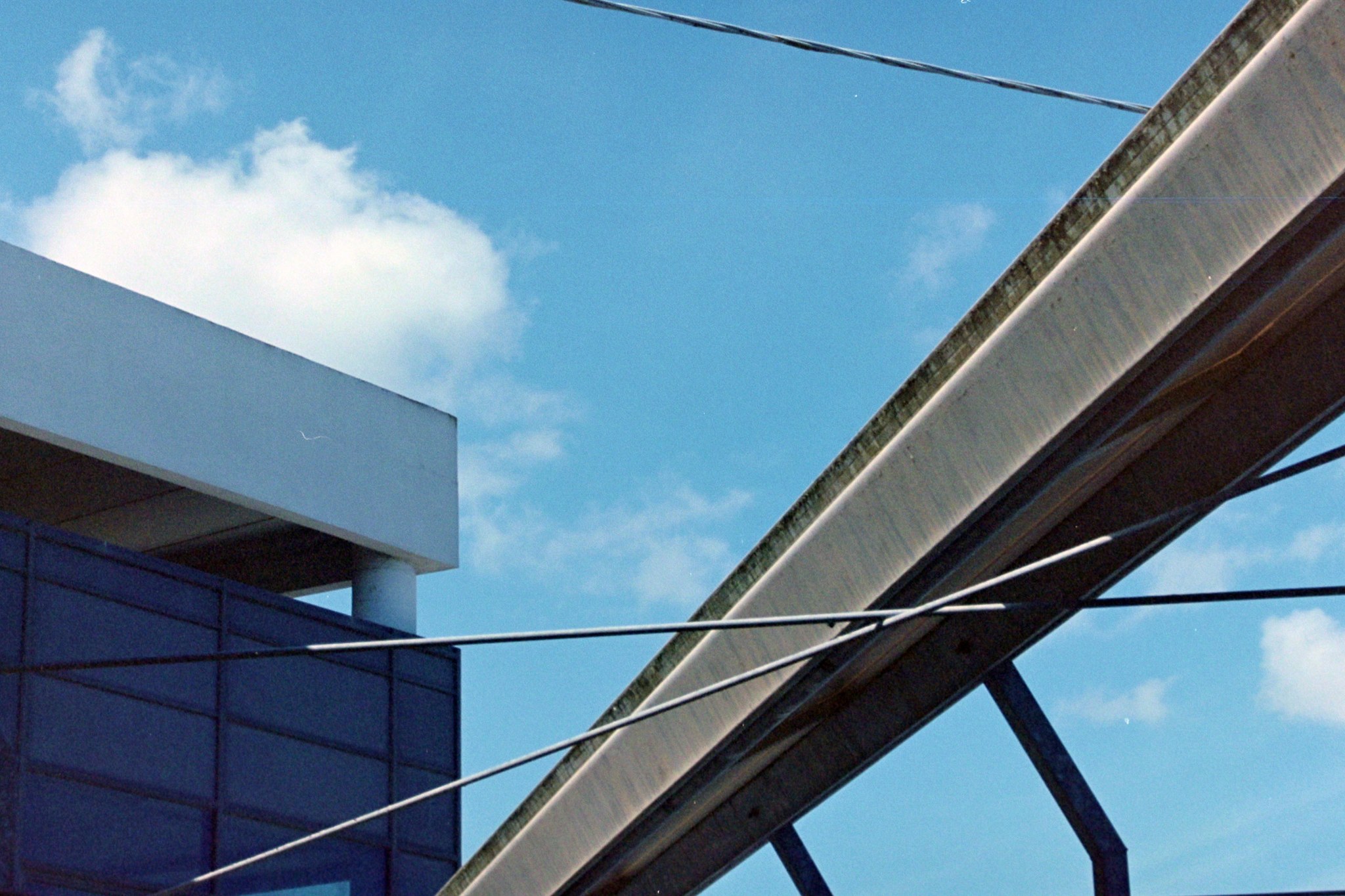 Geometrie di coperture industriali contro il cielo